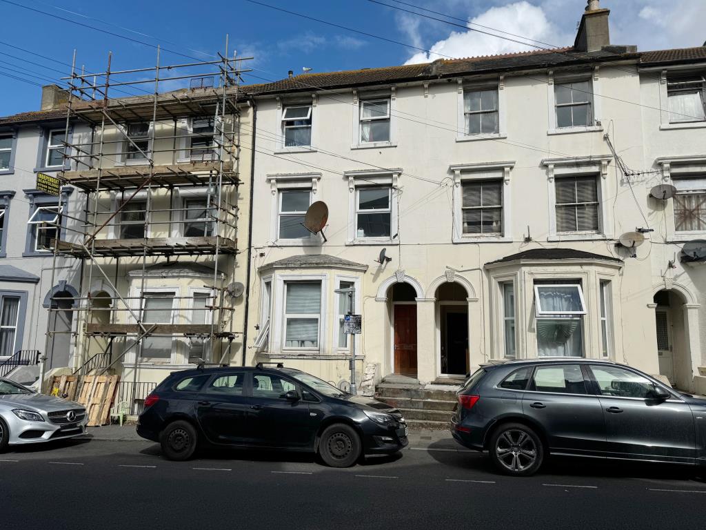 Lot: 149 - FREEHOLD INVESTMENT COMPRISING TWO MAISONETTES - Outside of property